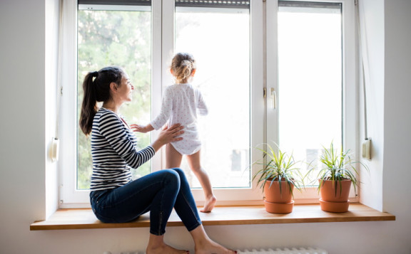 Cómo convertir una ventana corredera en abatible