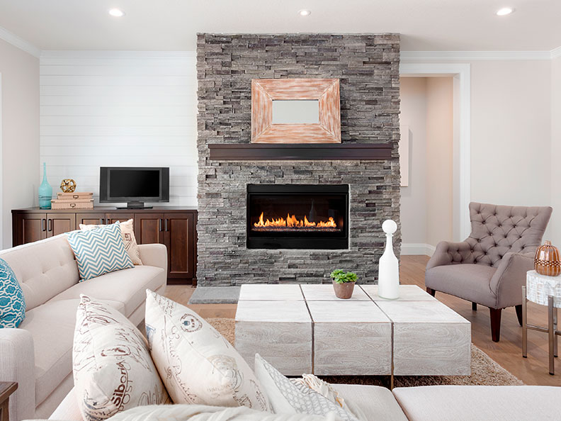 ¿Cómo decorar un salón con chimenea? | Realia