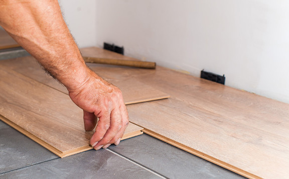 Cómo poner tarima flotante sobre baldosa