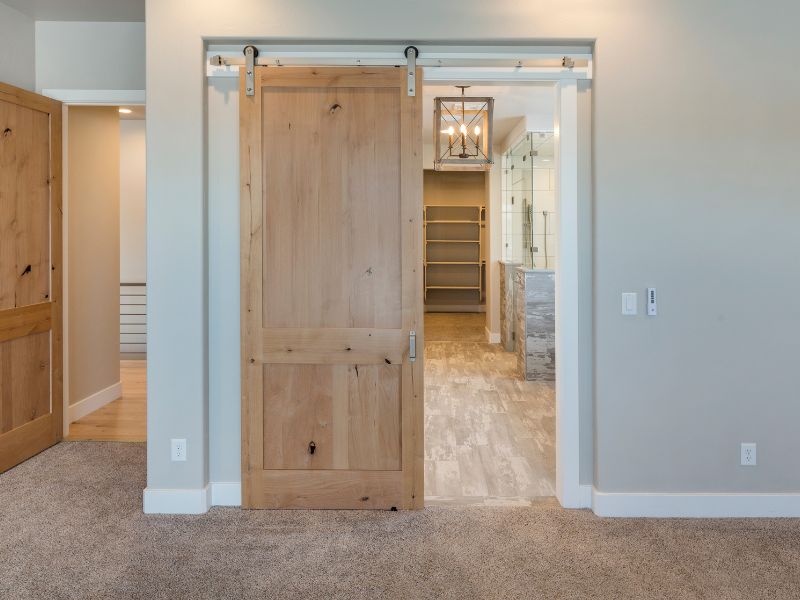 Cómo convertir una puerta en corredera y viceversa