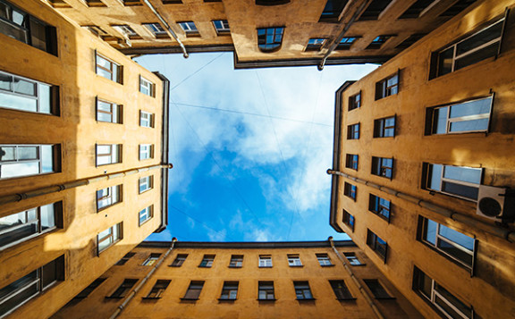 Decorar patio de luces comunitario