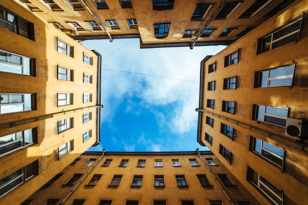 Decorar patio de luces comunitario