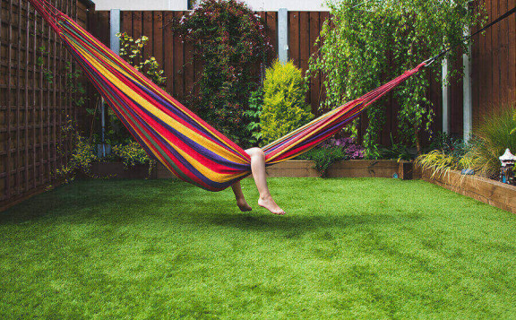 Cómo hacer el mantenimiento y limpieza de tu césped artificial