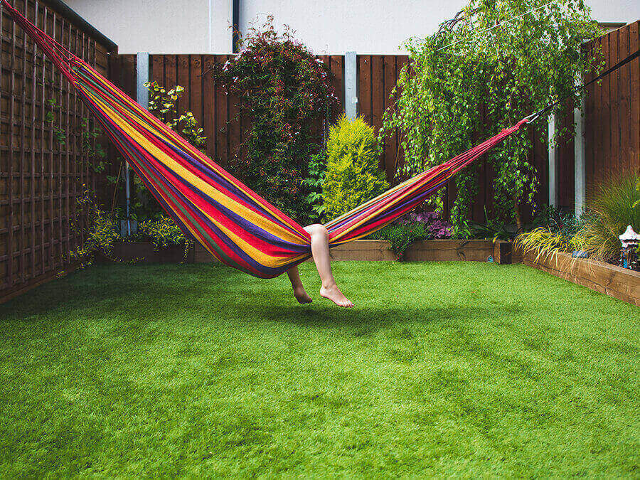 Cómo hacer el mantenimiento y limpieza de tu césped artificial