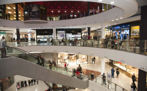 Interior centro comercial Ferial Plaza