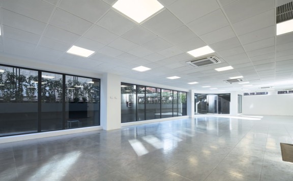 Amplias oficinas en alquiler en calle Albasanz 12