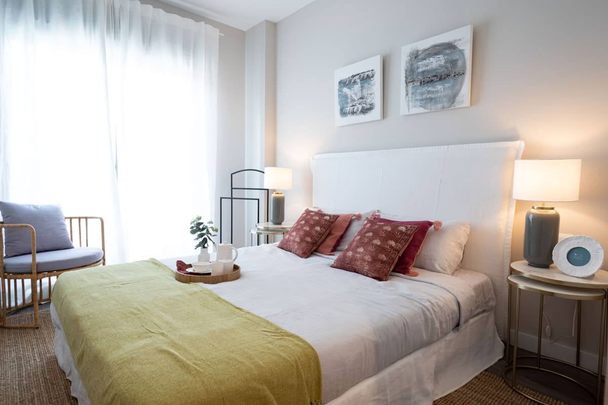 Dormitorio principal con cama de matrimonio y mucha luz