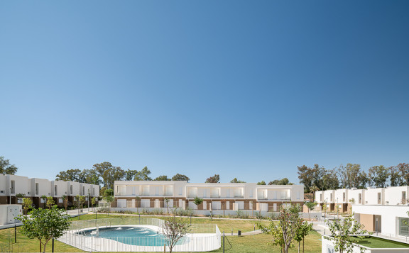 Chalets nuevos con piscina comunitaria en Sevilla
