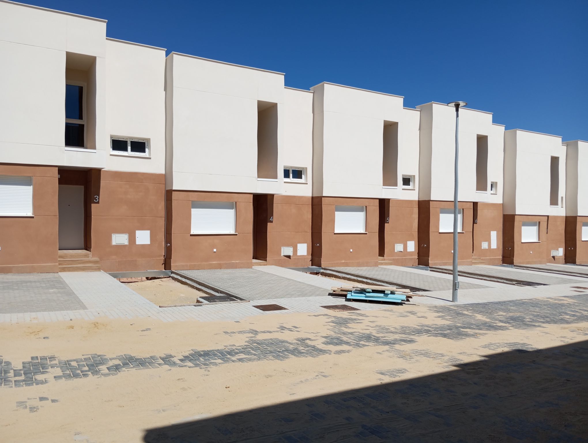 Viviendas con cercado y detalles exteriores.