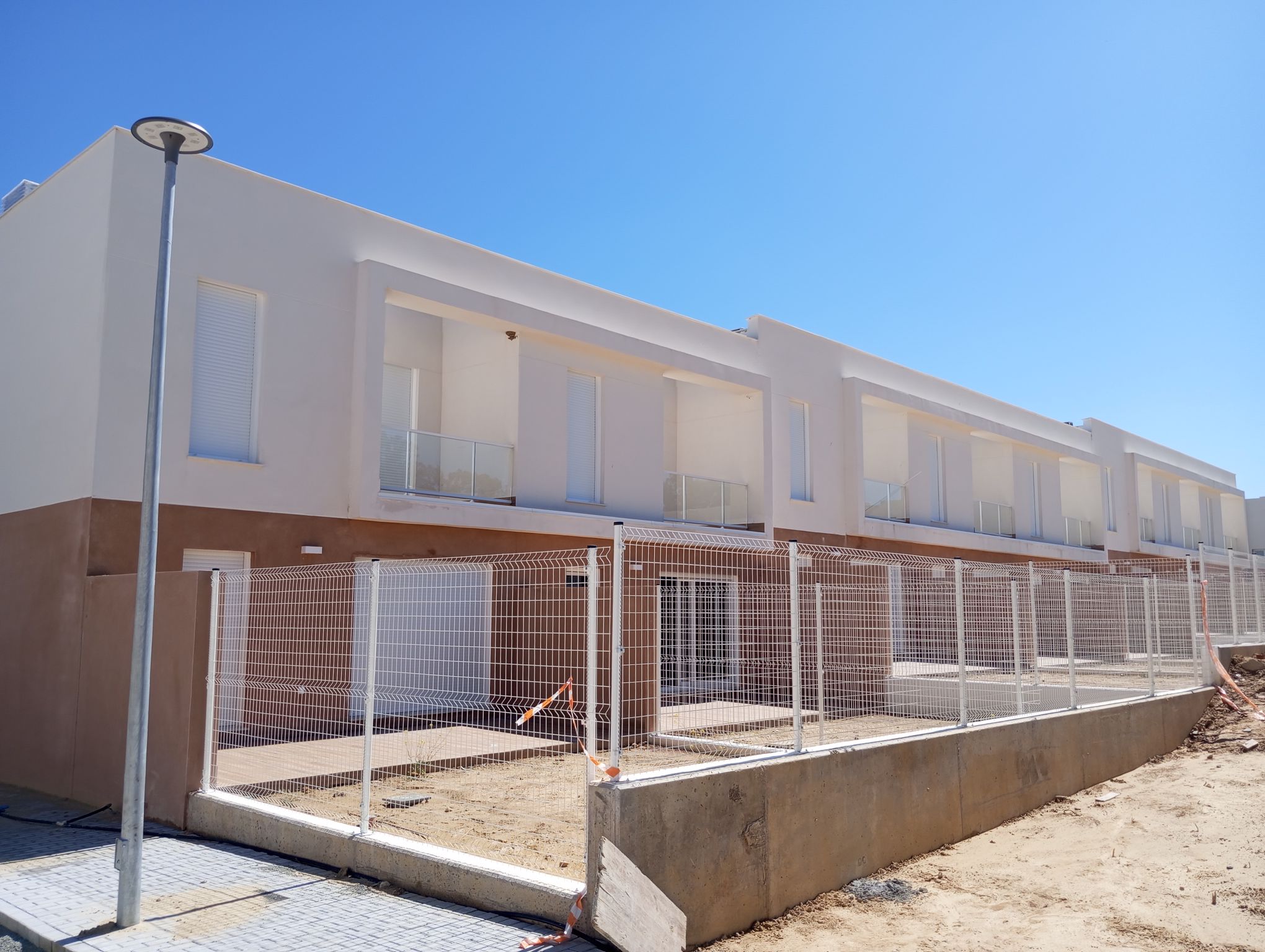 Calle pavimentada en urbanización.