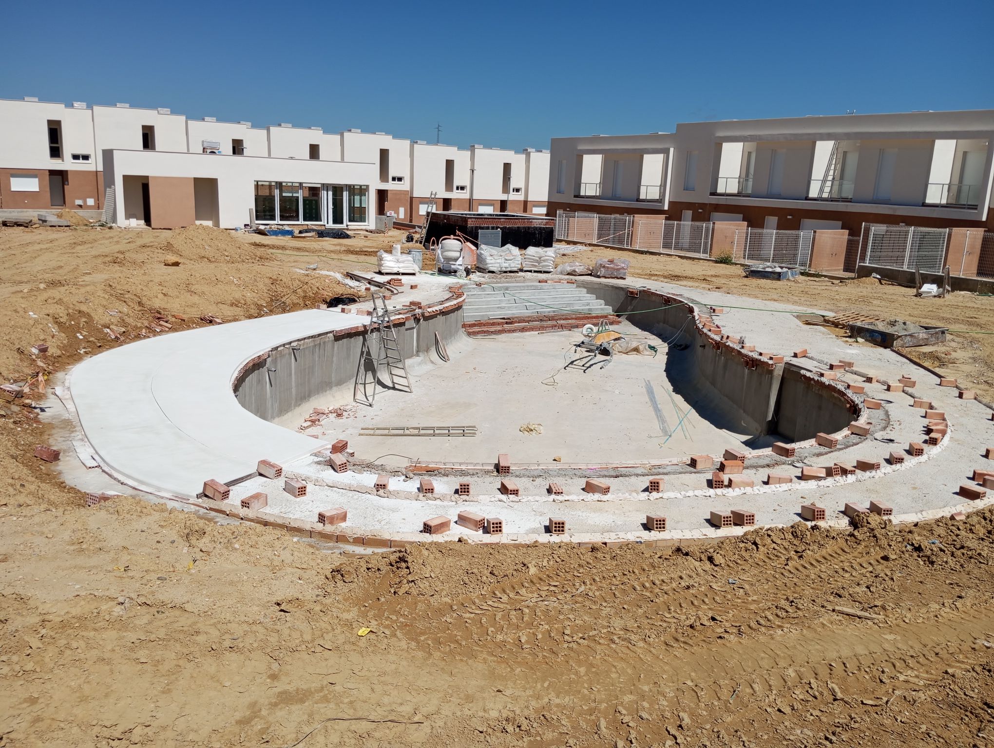 Piscina en proceso de construcción.