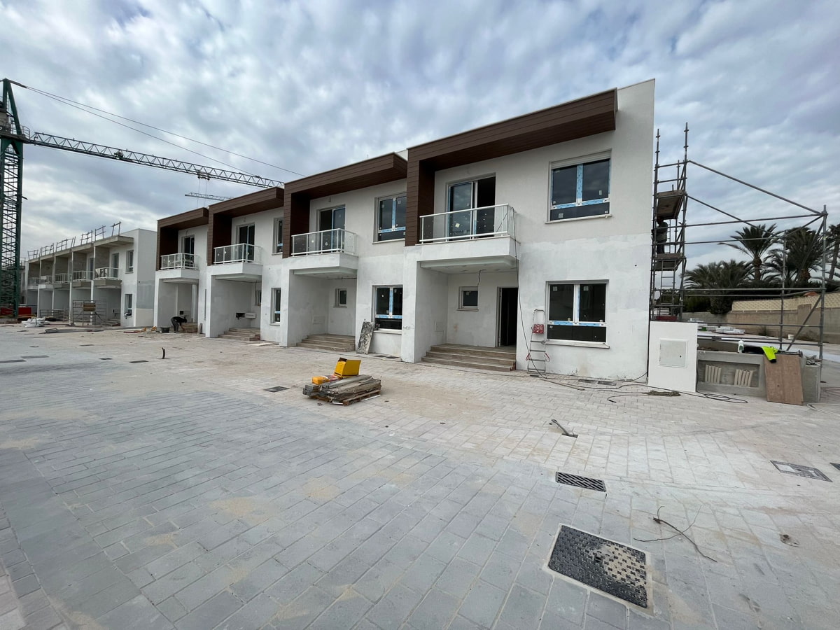 Nuevos chalets en construcción en San Juan de Alicante, enero 2024