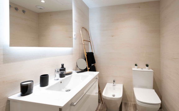 Baño principal en dormitorio de matrimonio en los pisos nuevos de Essència de Sabadell