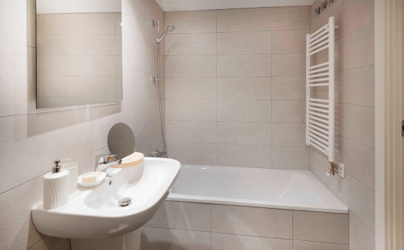 Baño secundario con bañera y totalmente equipado en los viviendas nuevas del centro de Sabadell