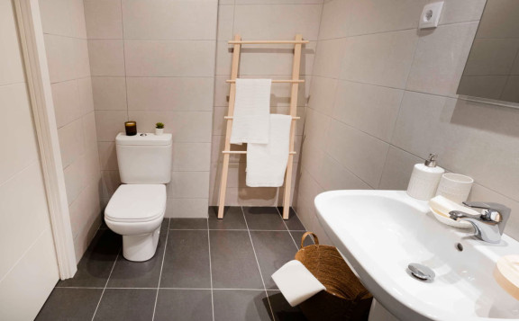 WC y lavabo del baño secundario de la obra nueva en Sabadell centro