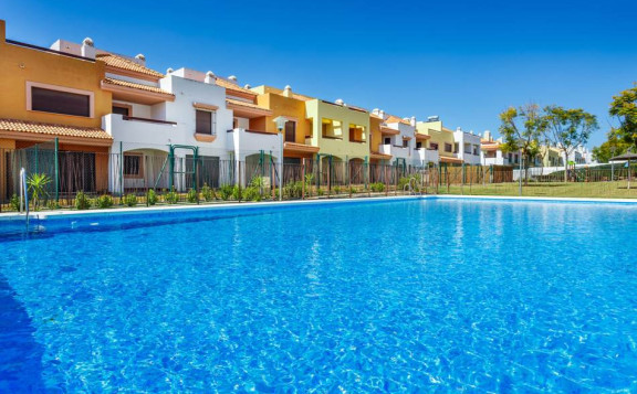 Piscina comunitaria de las nuevas viviendas en Guillena, Hato Verde