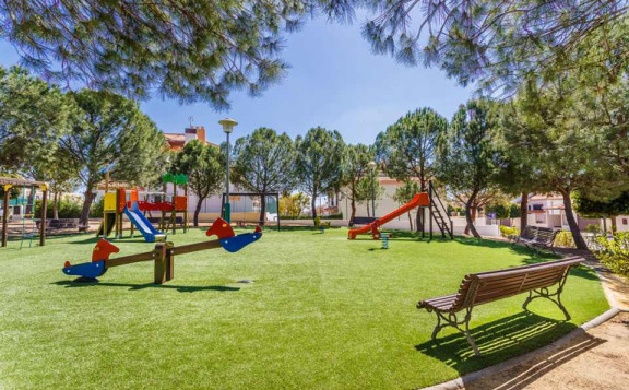 Adosados de obra nueva en Guillena con parque infantil