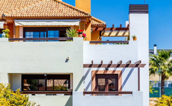 Fachada viviendas nuevas cerca de Sevilla