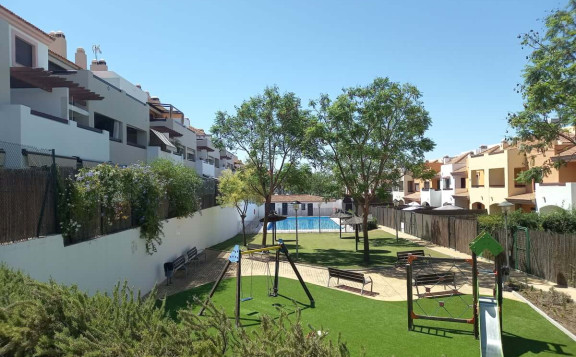 Adosados de obra nueva en Guillena con parque infantil