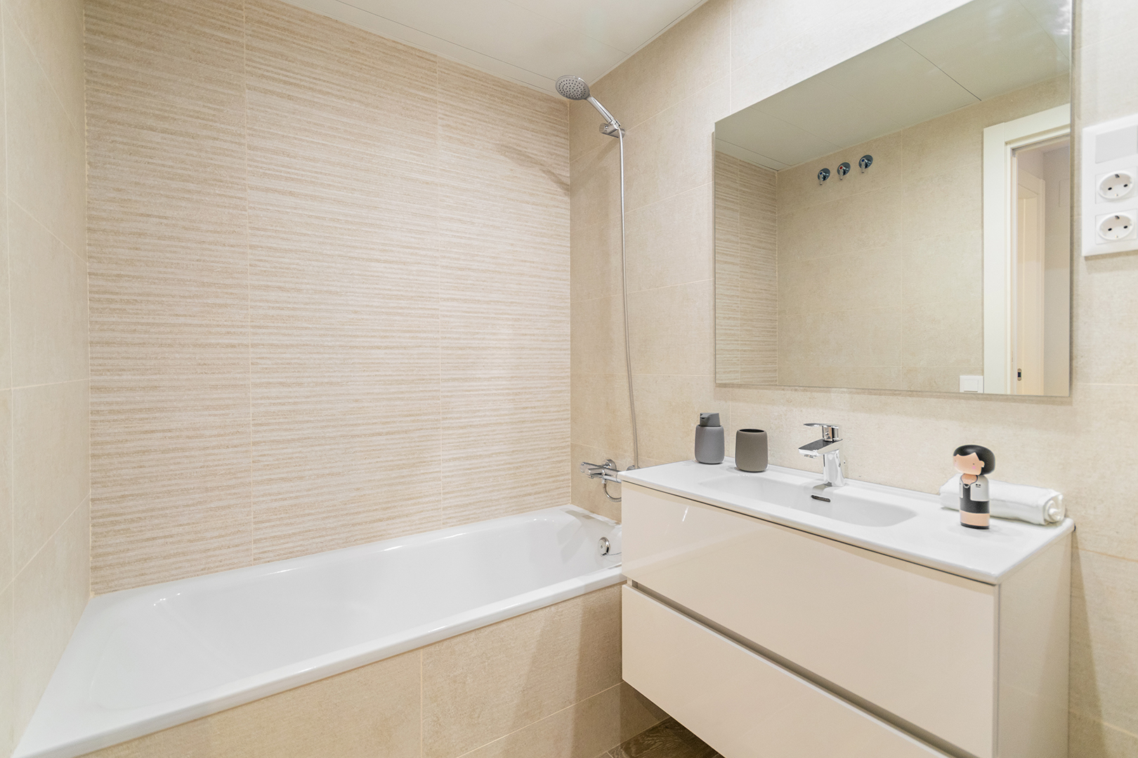 Realia_Clara Campoamor esq. Anna María Martínez Sagi, Sant Joan Despí, Barcelona_11