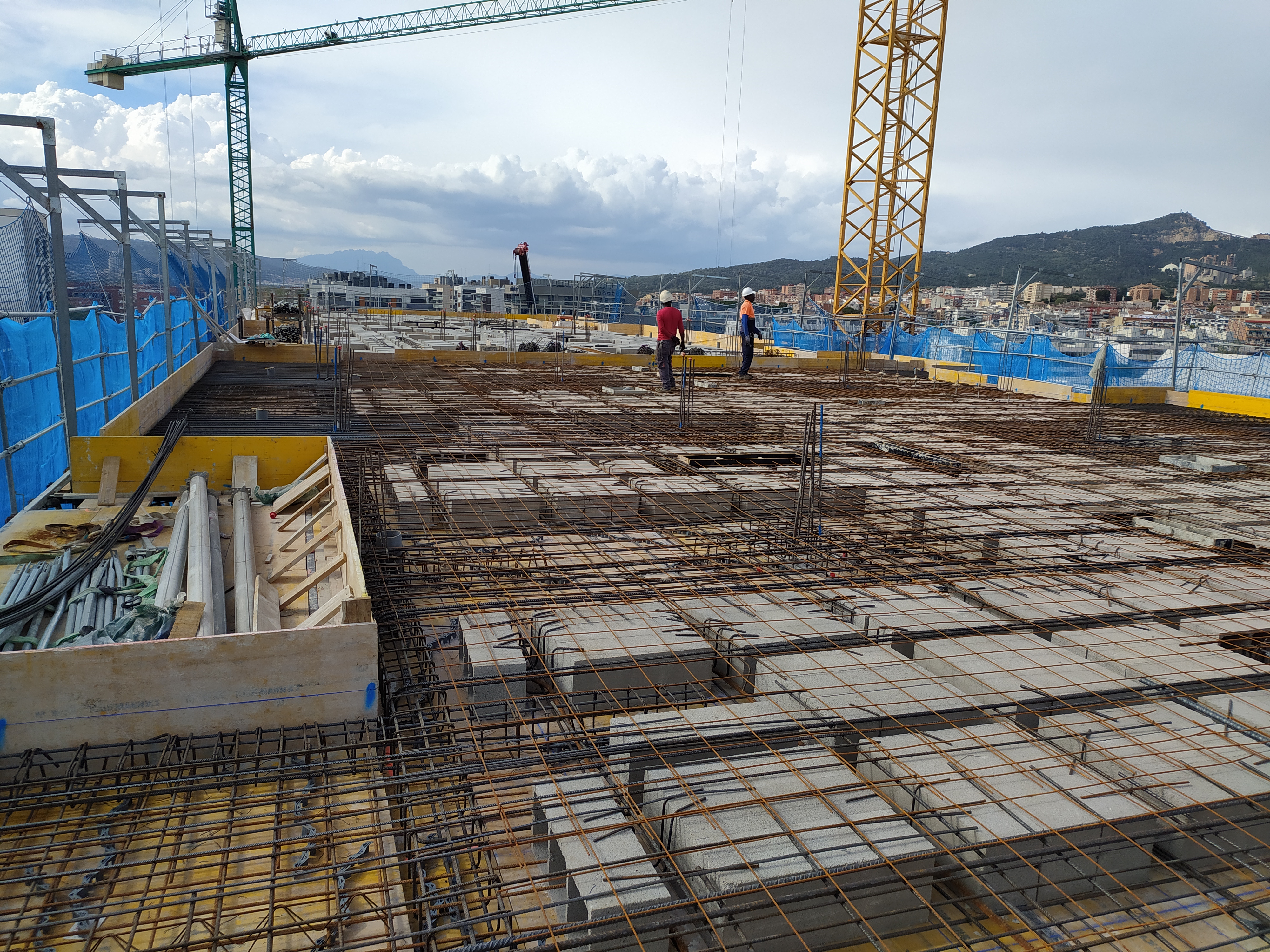 Techo de construcción con losas y varillas