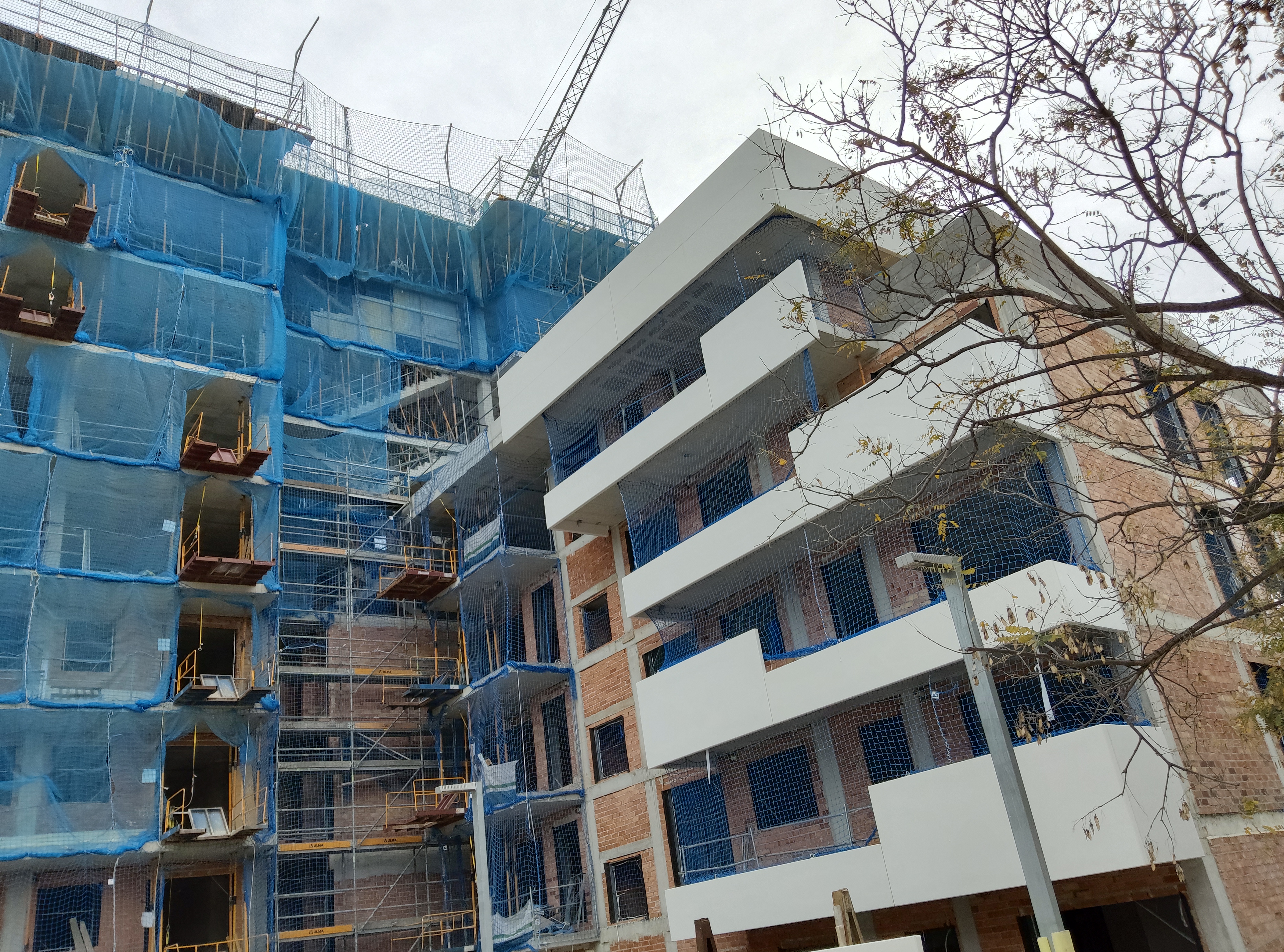 Fachada en construcción con andamios