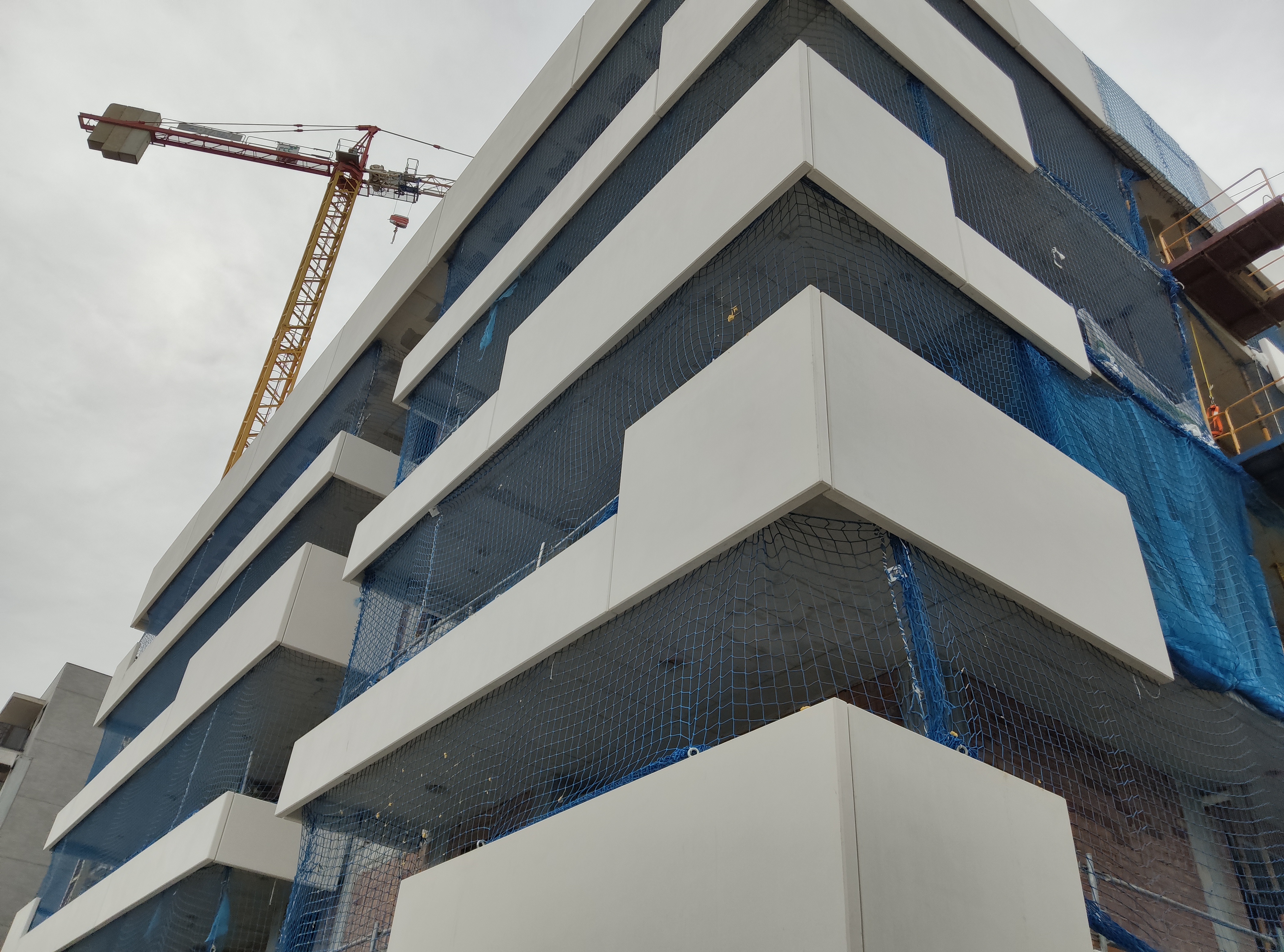 Edificio en construcción con grúa