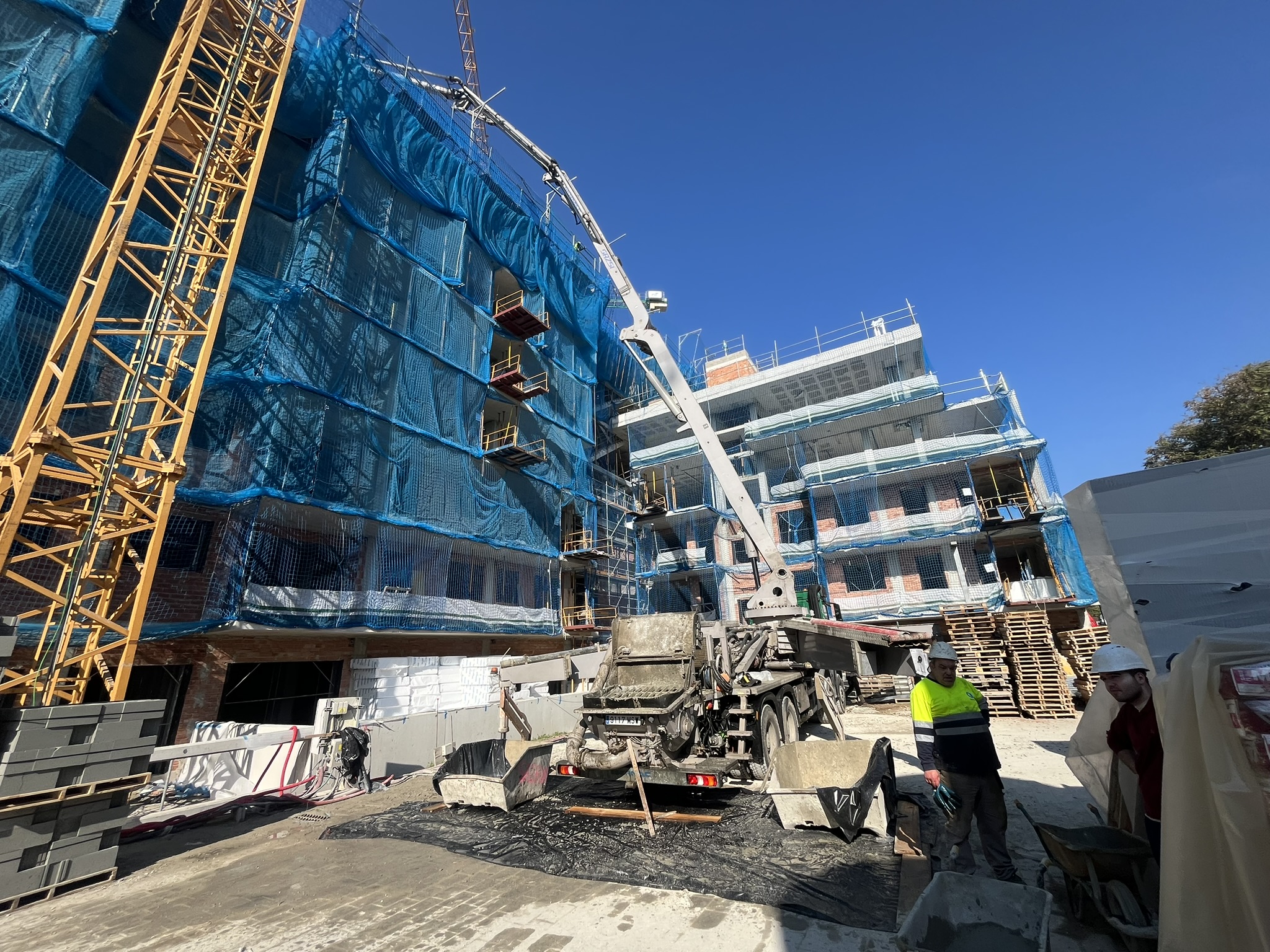 Andamios y vehículo en obra