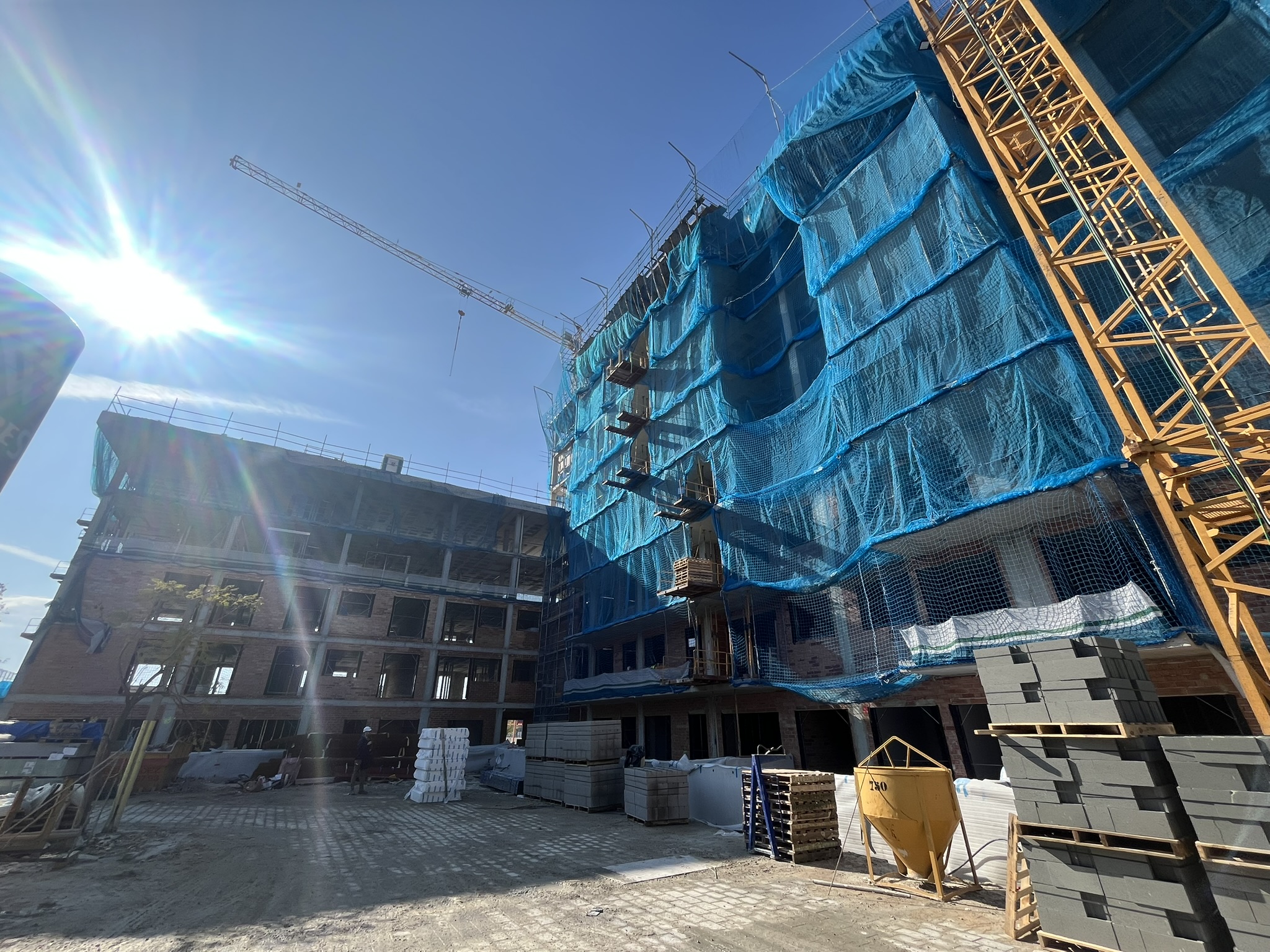 Andamios y materiales en obra