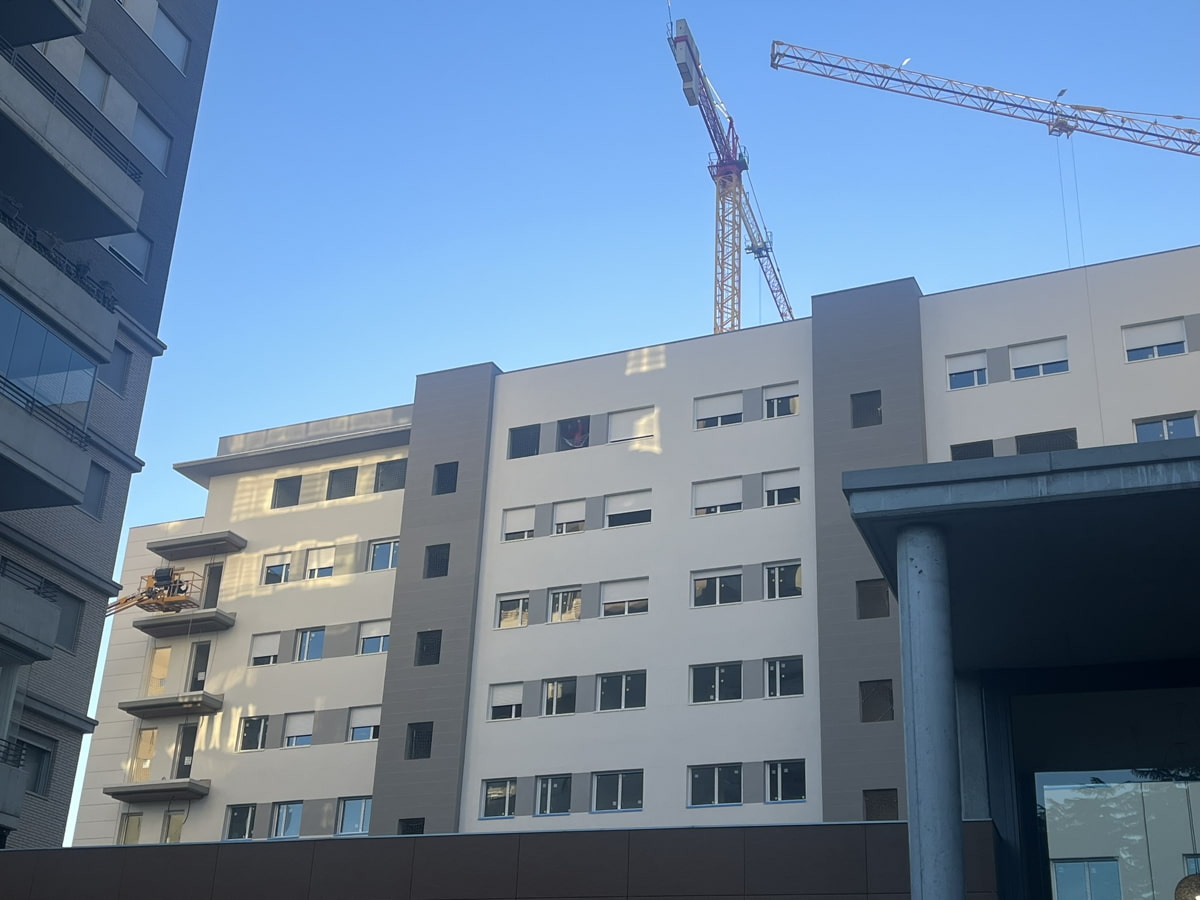 Fachada en construcción de los pisos nuevos de Les Masies II