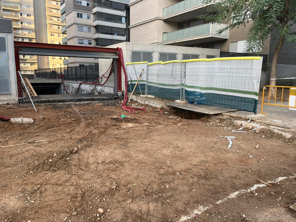 Entrada a los garajes en enero del 2024.