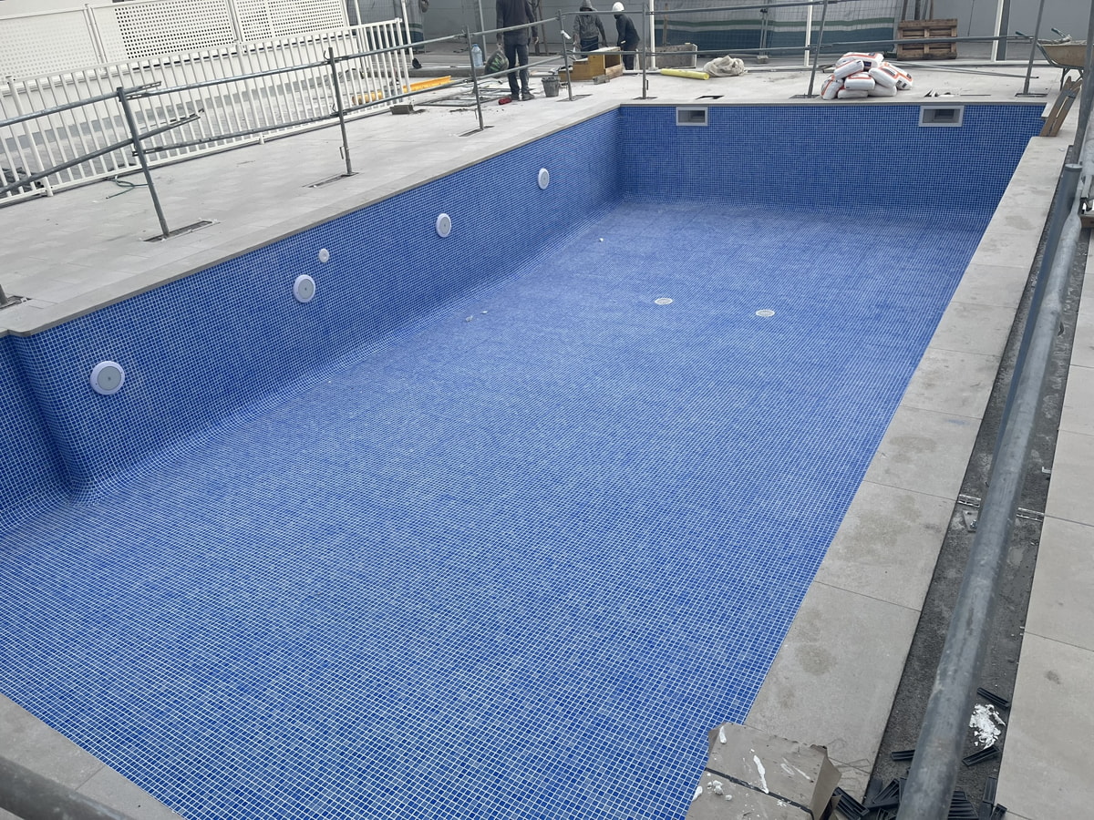 Avance obras de la piscina de los pisos nuevos en Sant Joan Despí