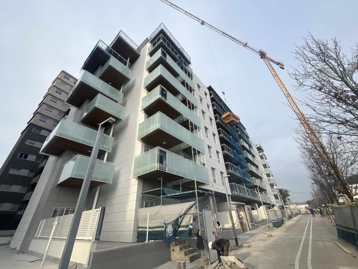 Terrazas de los nuevos pisos en Sant Joan Despí, febrero 204