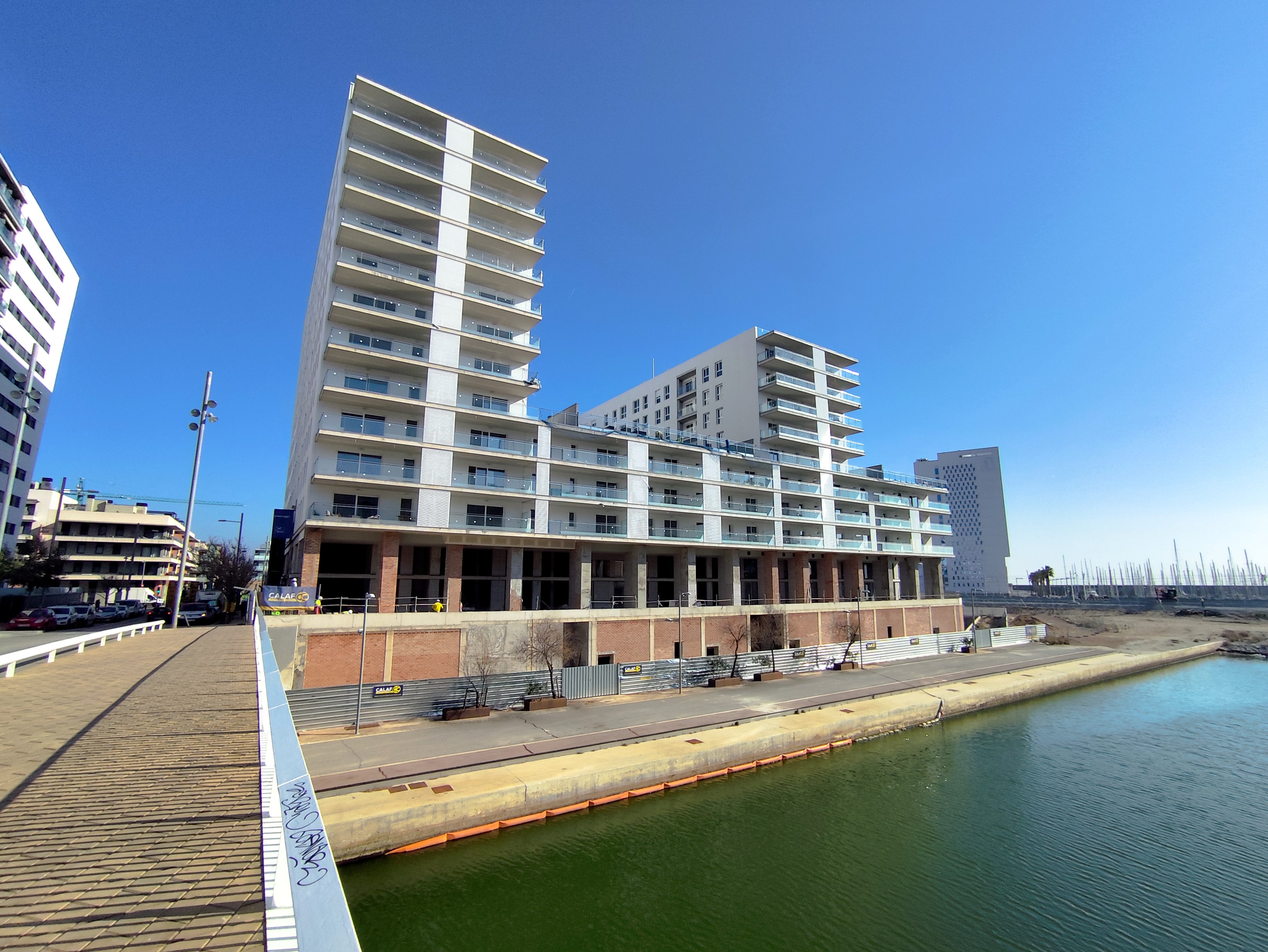 Edificio junto al canal