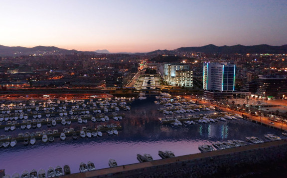 obra nueva en badalona de noche