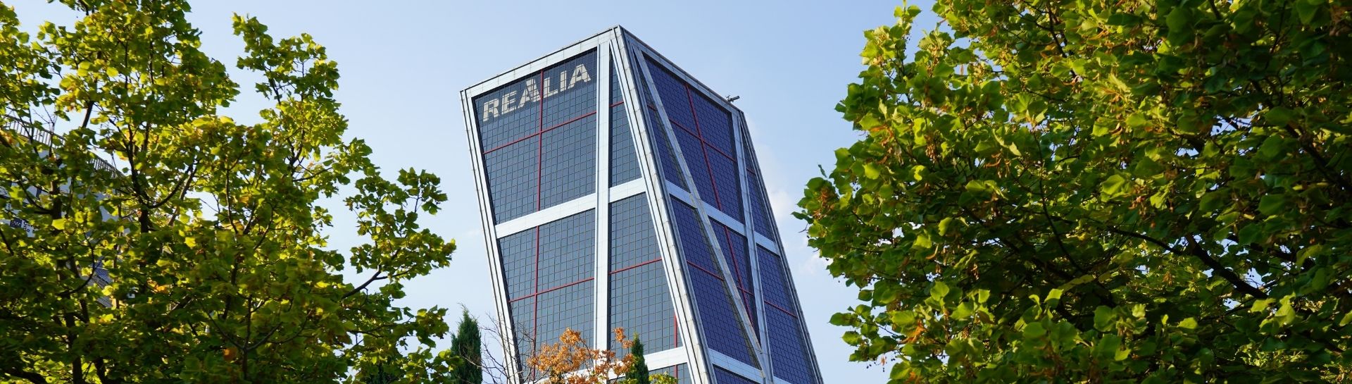 The first leaning office tower in the world, an essential Madrid icon in Paseo de la Castellana.