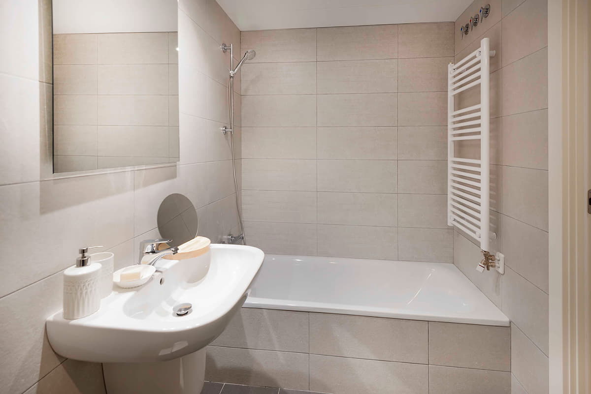 Baño secundario con bañera y totalmente equipado en los viviendas nuevas del centro de Sabadell