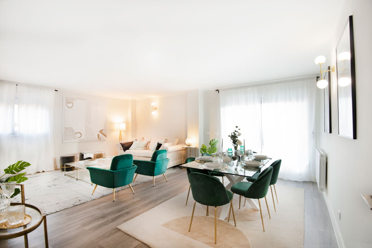Salón amueblado y luminoso de los pisos nuevos de Essència de Sabadell