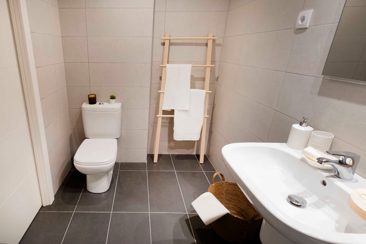 WC y lavabo del baño secundario de la obra nueva en Sabadell centro