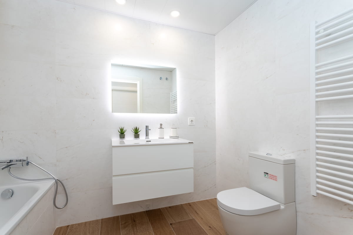 Grandes pisos nuevos en Barcelona con dos baños