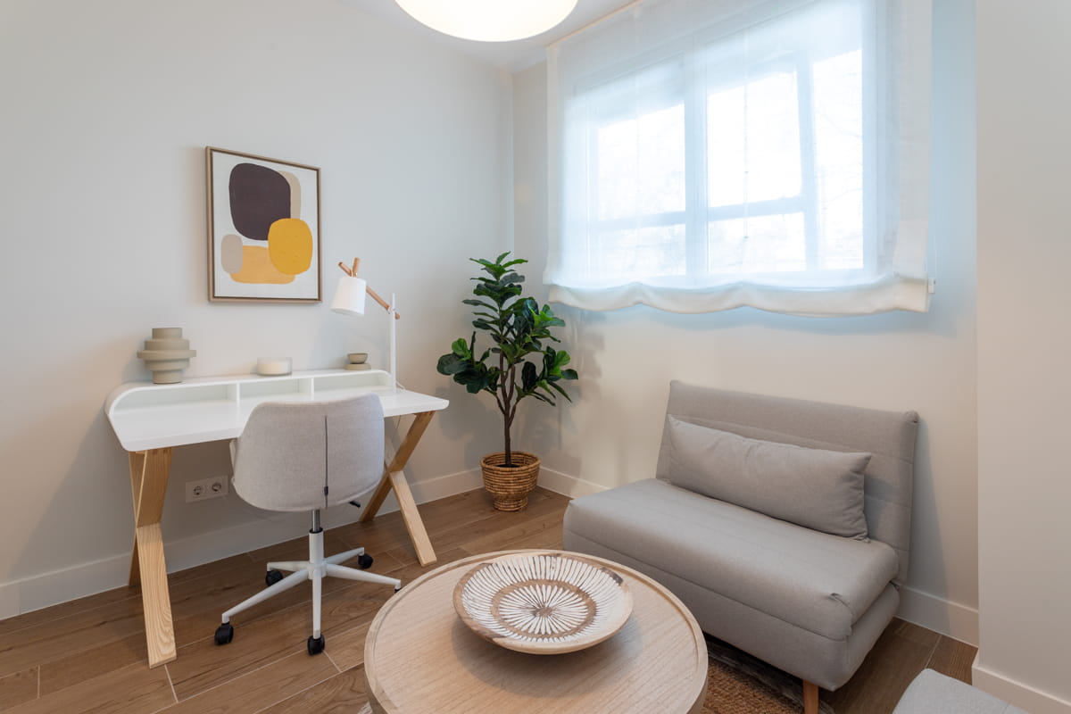 Despacho con mesa y sofás individuales de pisos obra nueva en Glòries