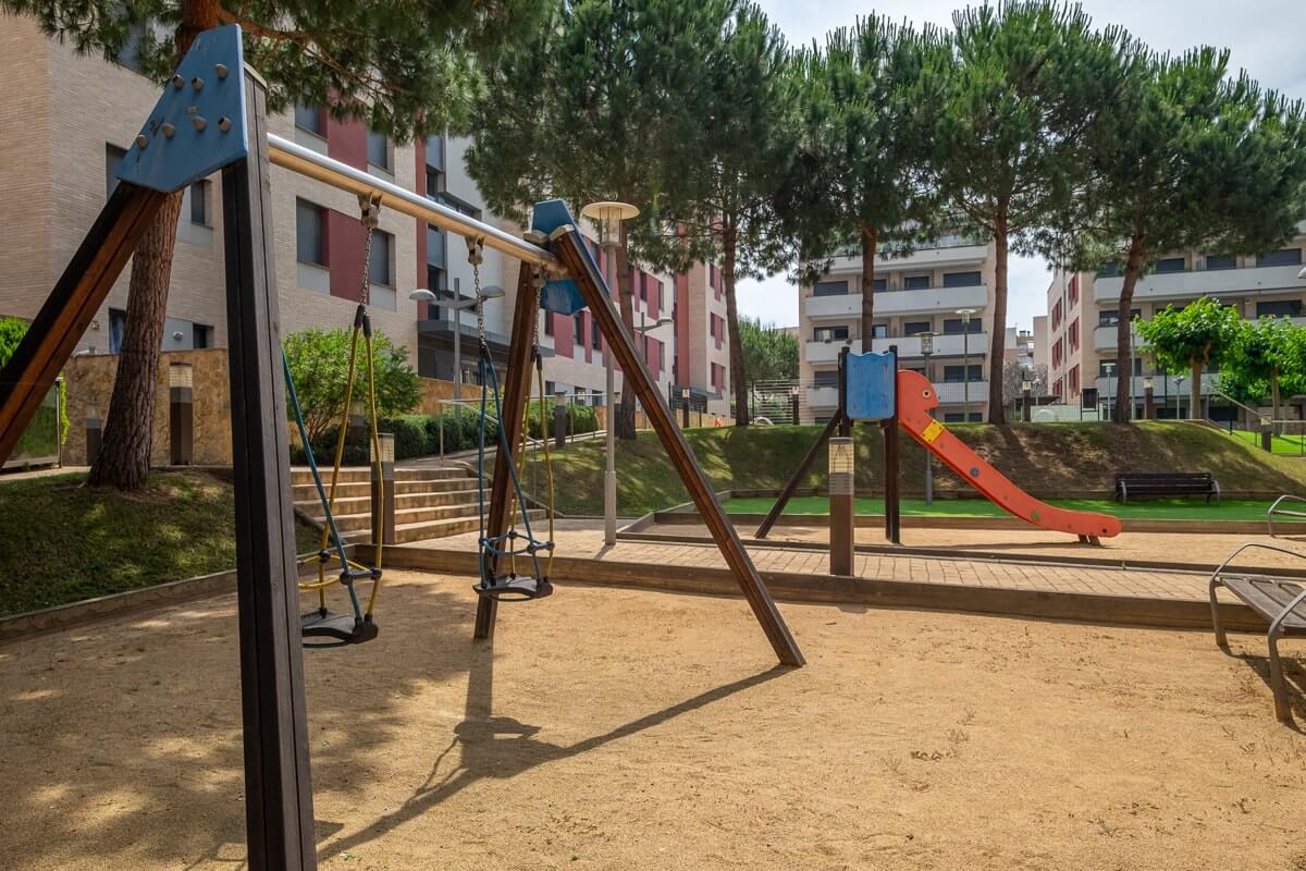 Pisos nueva construcción con zona de juegos para niños en Lloret de Mar
