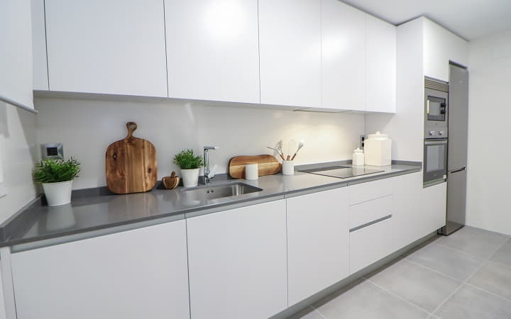 Amplias cocinas con vitrocerámica en nuestros hogares de nueva construcción en Alcalá de Henares