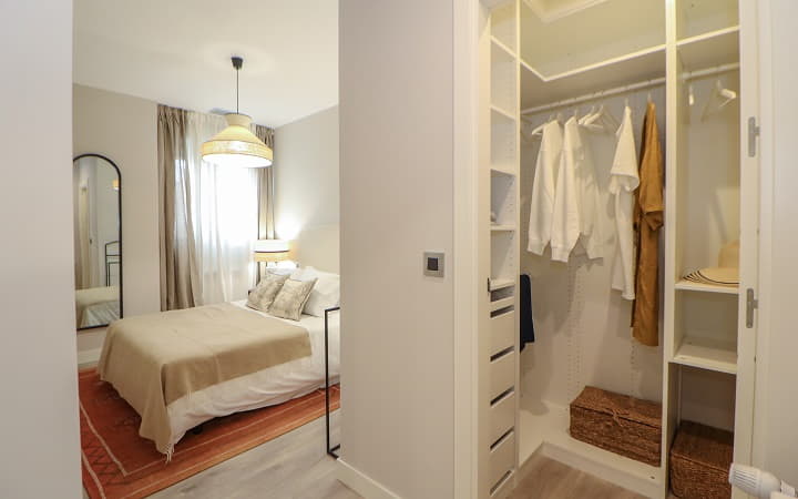 Dormitorio principal con amplio vestidor y mucha luz natural en pisos nuevos en Alcalá de Henares