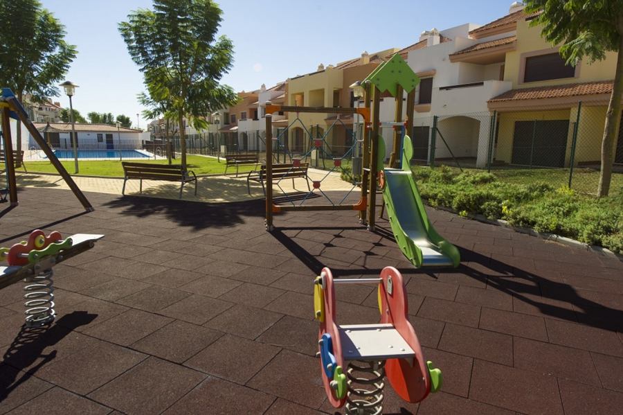 Parque infantil en chalets obra nueva en Guillena