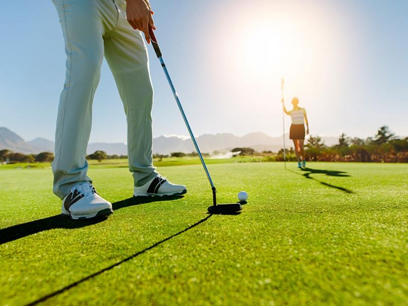 jugar a golf