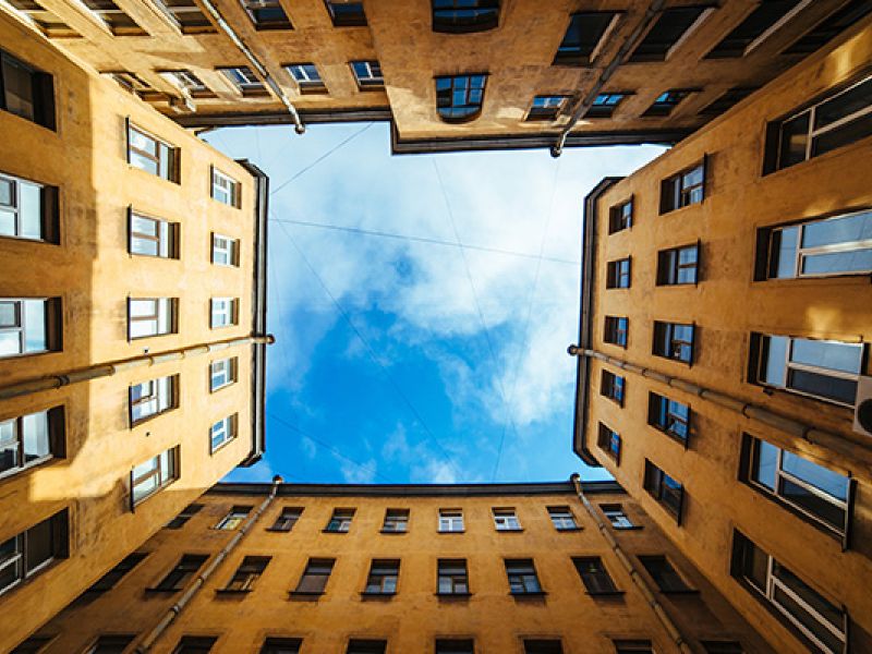 ¿Cómo decorar un patio de luces comunitario? Realia